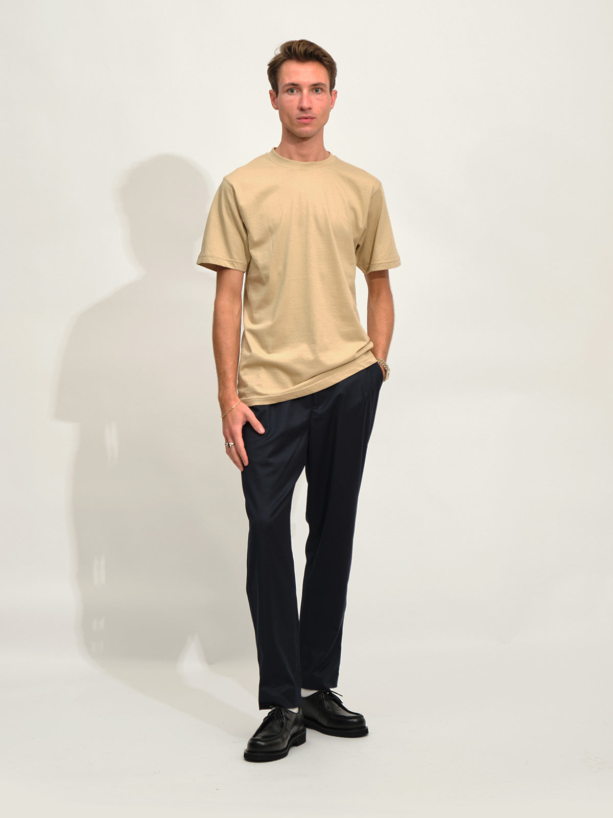 Klassisk basis t-shirt i sand til mænd