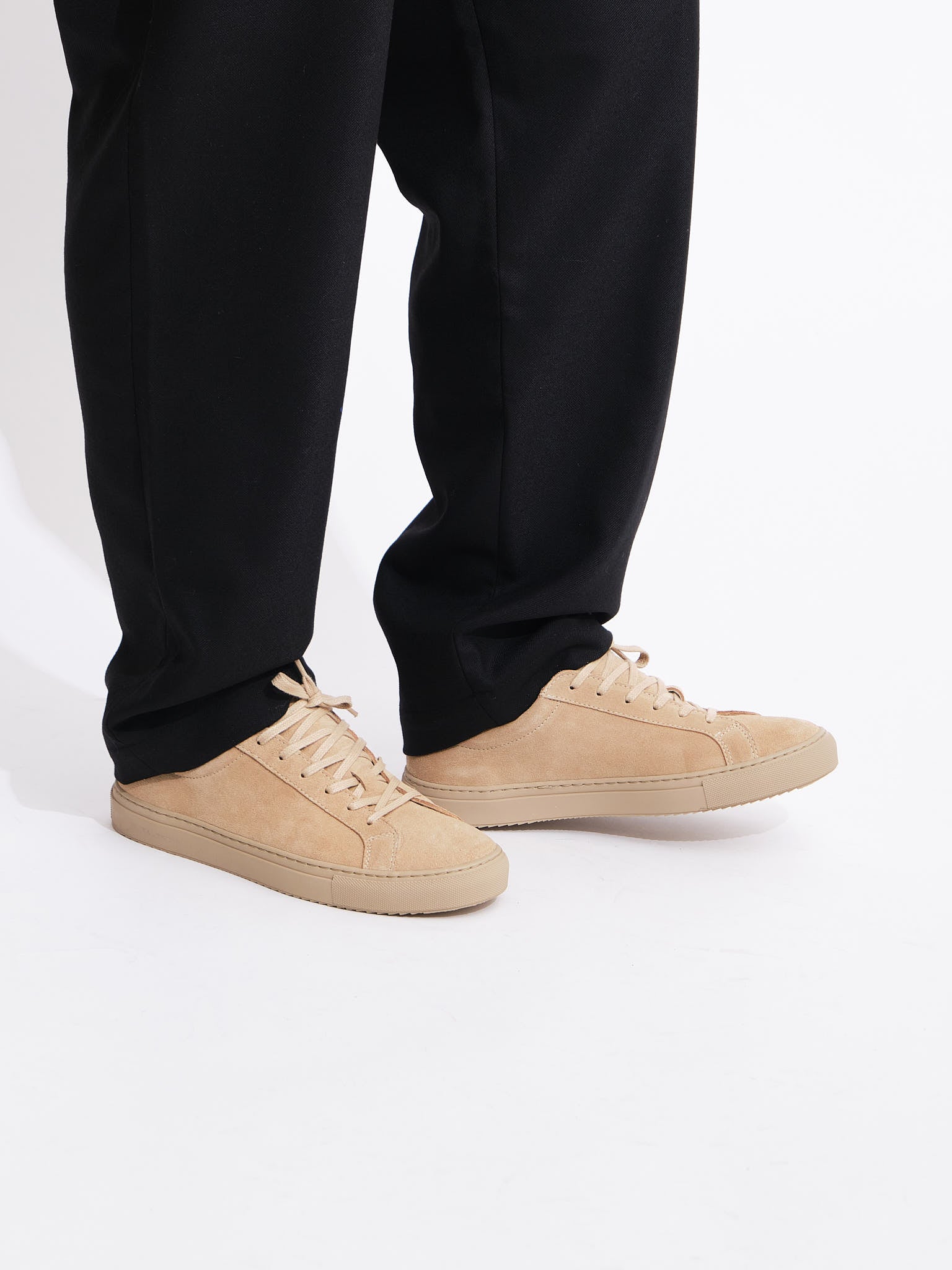 Sneaker i suede til mænd i farve earth