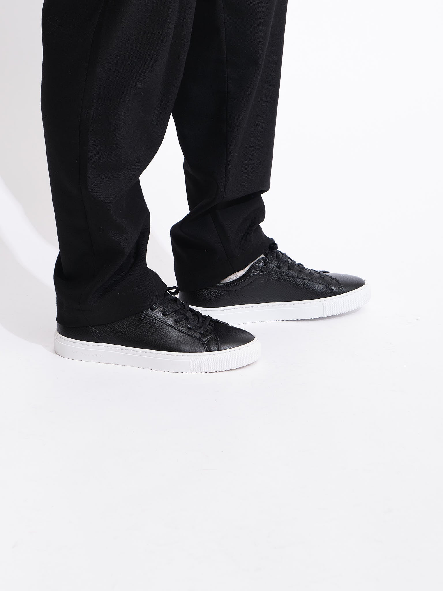 Klassisk sneaker i sort læder til herre