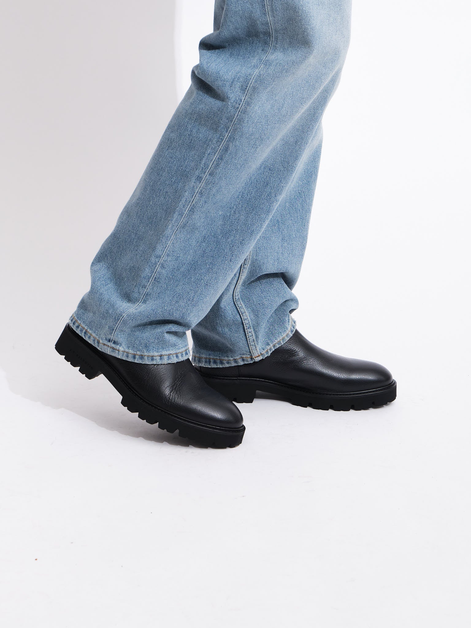 Lightweight Chelsea Boot | Black Grained Leather