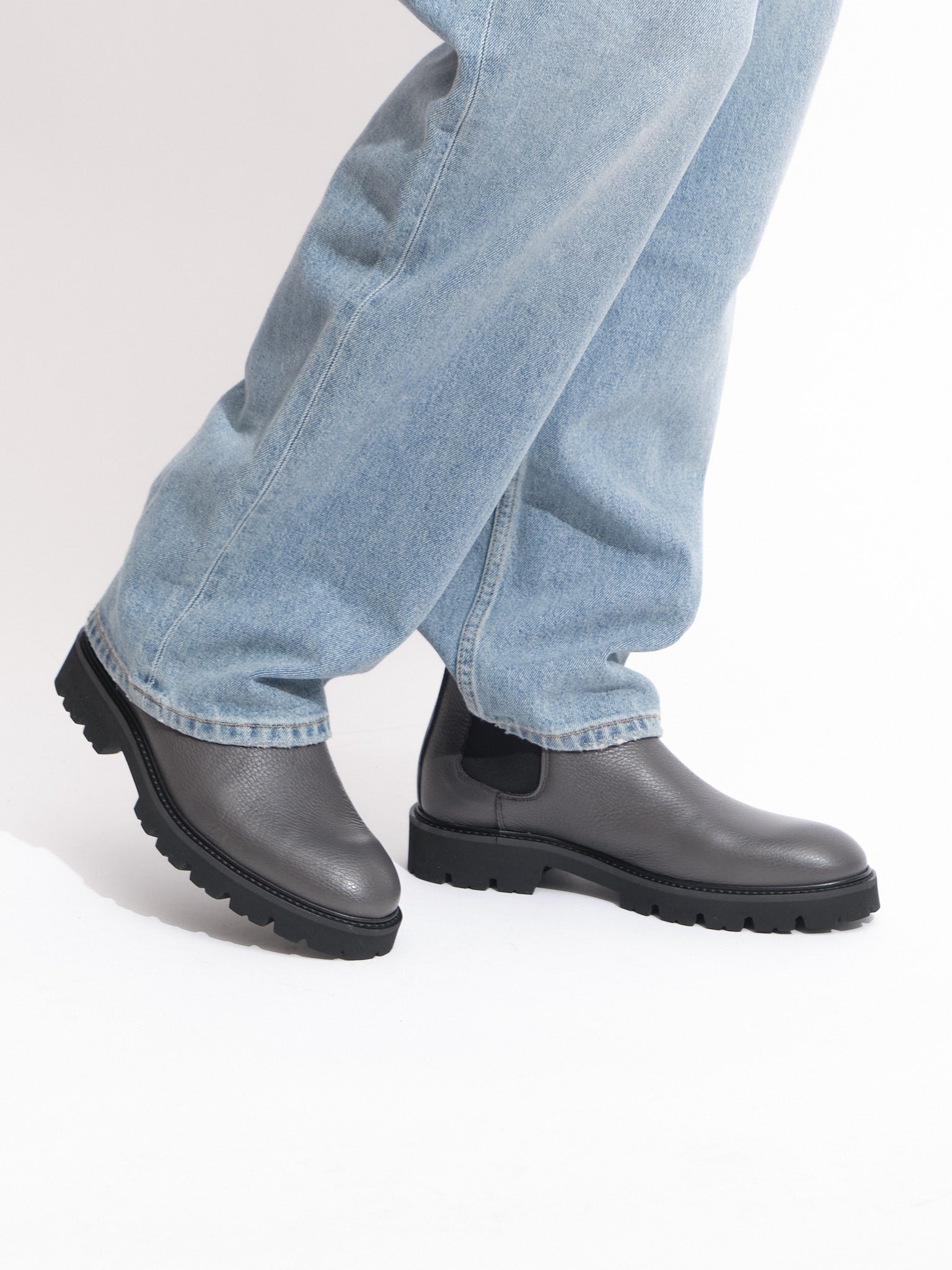 Lightweight Chelsea Boot | Titanio Grained Leather